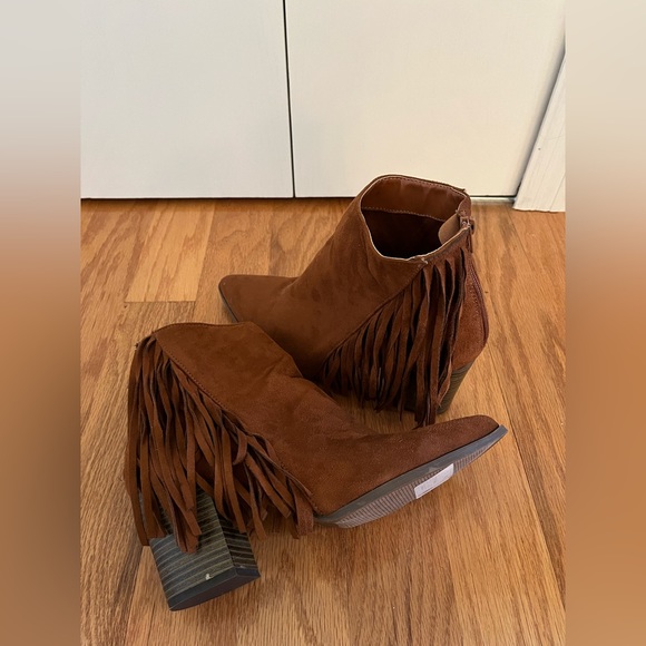 Qupid Shoes - Qupid. Brown Suede Fringe Boots. Size 10.